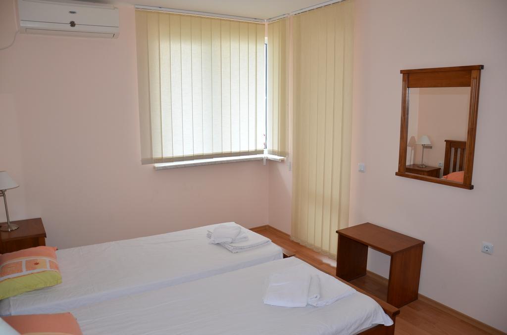 Single Private Apartments In Marina View Fort Beach Sveti Vlas Bagian luar foto