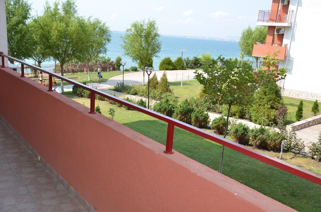 Single Private Apartments In Marina View Fort Beach Sveti Vlas Bagian luar foto