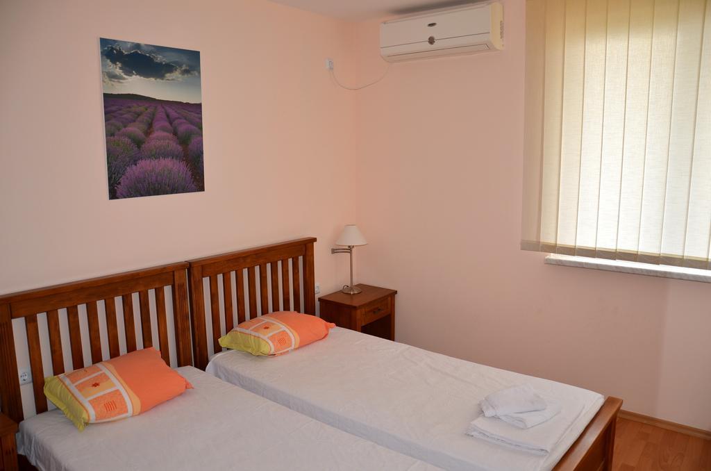 Single Private Apartments In Marina View Fort Beach Sveti Vlas Bagian luar foto