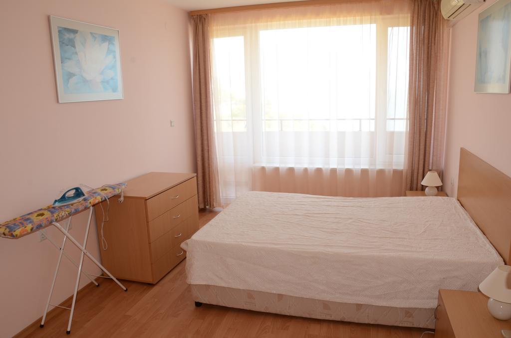 Single Private Apartments In Marina View Fort Beach Sveti Vlas Bagian luar foto