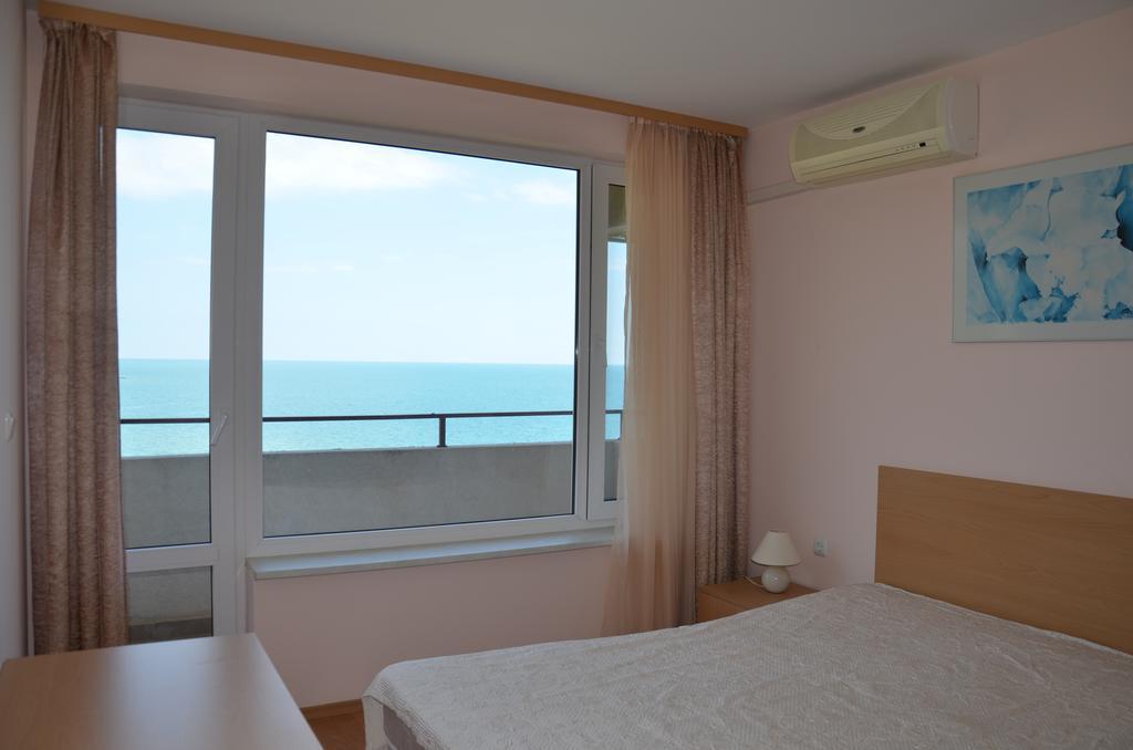 Single Private Apartments In Marina View Fort Beach Sveti Vlas Bagian luar foto