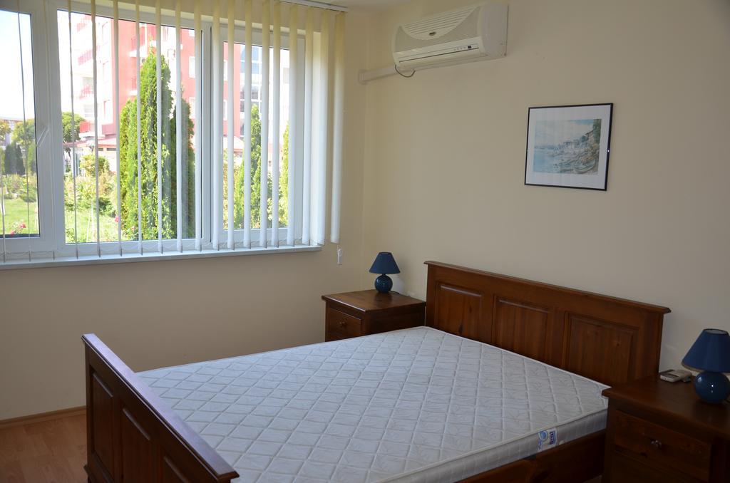 Single Private Apartments In Marina View Fort Beach Sveti Vlas Bagian luar foto