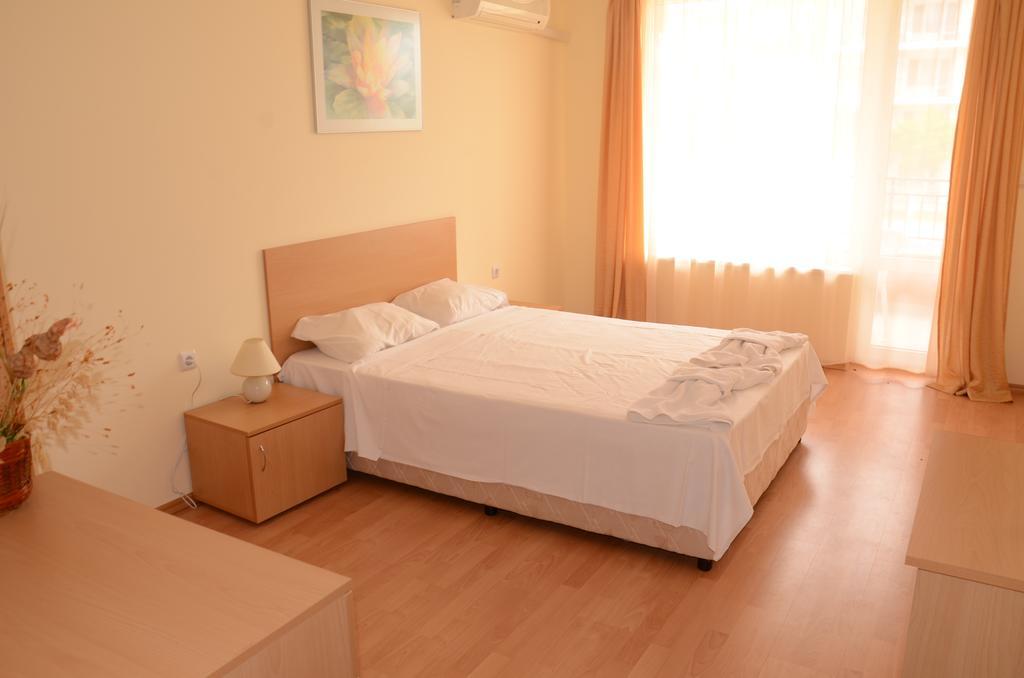 Single Private Apartments In Marina View Fort Beach Sveti Vlas Bagian luar foto