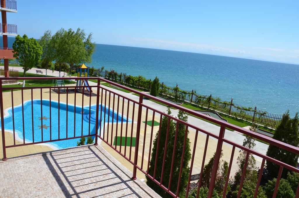 Single Private Apartments In Marina View Fort Beach Sveti Vlas Bagian luar foto