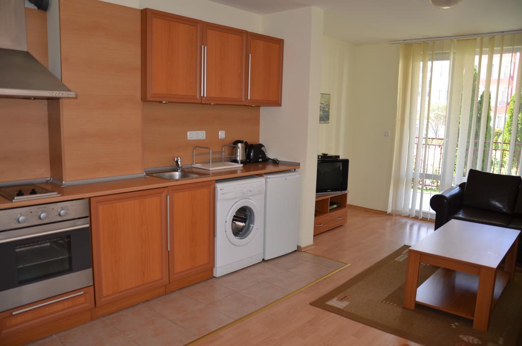 Single Private Apartments In Marina View Fort Beach Sveti Vlas Bagian luar foto